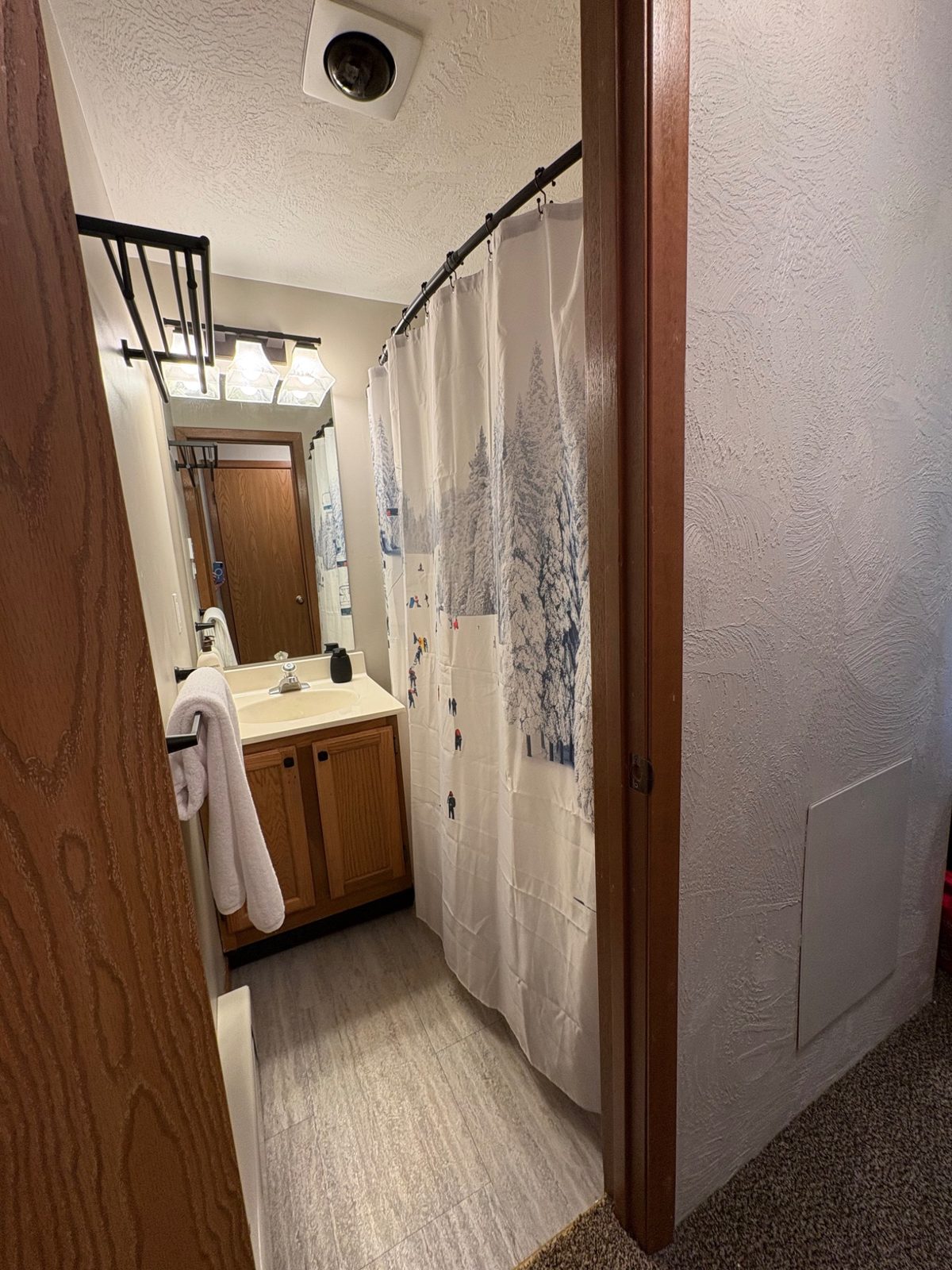 Shower separate from the toilet at Arcadia Mountainside